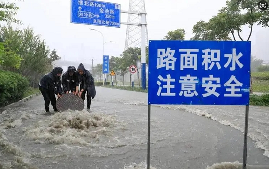 暴雨中的交通标牌